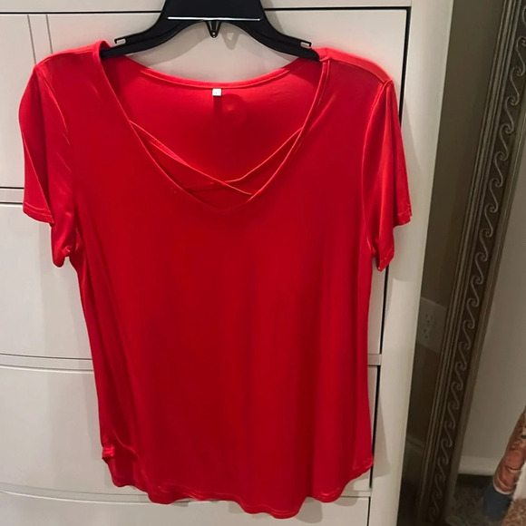 Red short sleeve top. Large - Picture 1 of 2